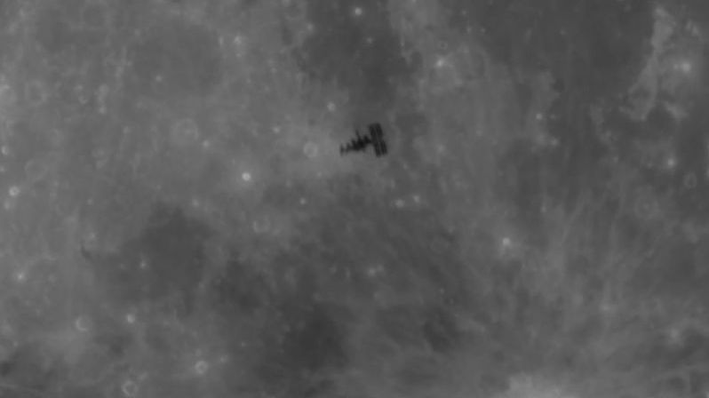 Americký astrofotograf pořídil záběry, jak ISS s pracujícími astronauty proletěla před Měsícem